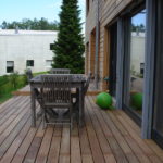 terrasse en bois exotique et mobilier en bois et maison bois
