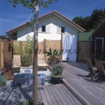 jardin contemporain avec terrasse en lames ipé banc en béton teinté