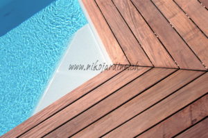 terrasse en bois exotique autour piscine découpe onglet